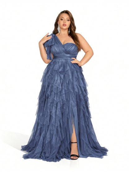 Stalluxe | Elegantes Abendkleid in Übergröße mit asymmetrischem Ausschnitt und Schlitz Hellblau