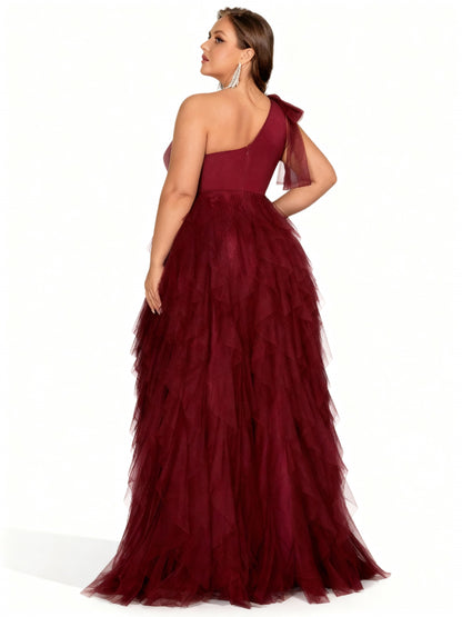 Stalluxe | Elegantes Abendkleid in Übergröße mit asymmetrischem Ausschnitt und Schlitz