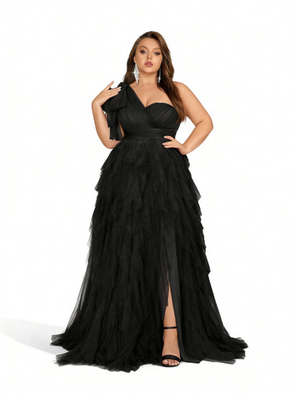 Stalluxe | Elegantes Abendkleid in Übergröße mit asymmetrischem Ausschnitt und Schlitz Schwarz