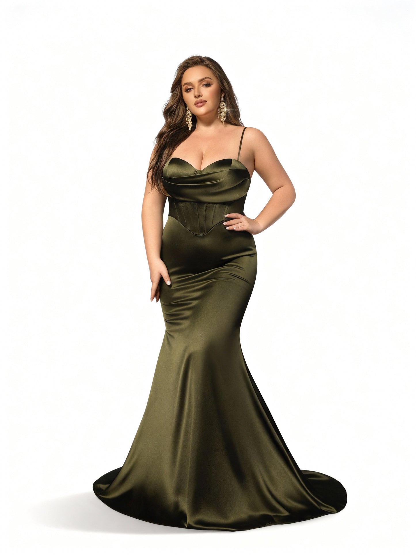 Stalluxe | Elegantes Brautjungfernkleid in Olivgrün mit Neckholder und Raffungen in Übergröße