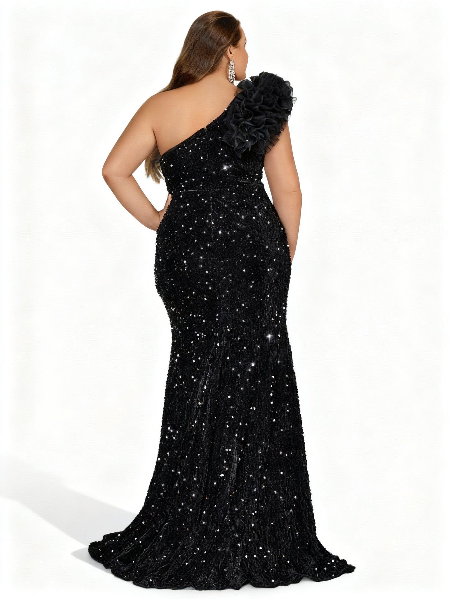 Stalluxe | Glamouröses Schwarzes Kleid in Übergröße mit Asymmetrischem Ausschnitt und Schlitz