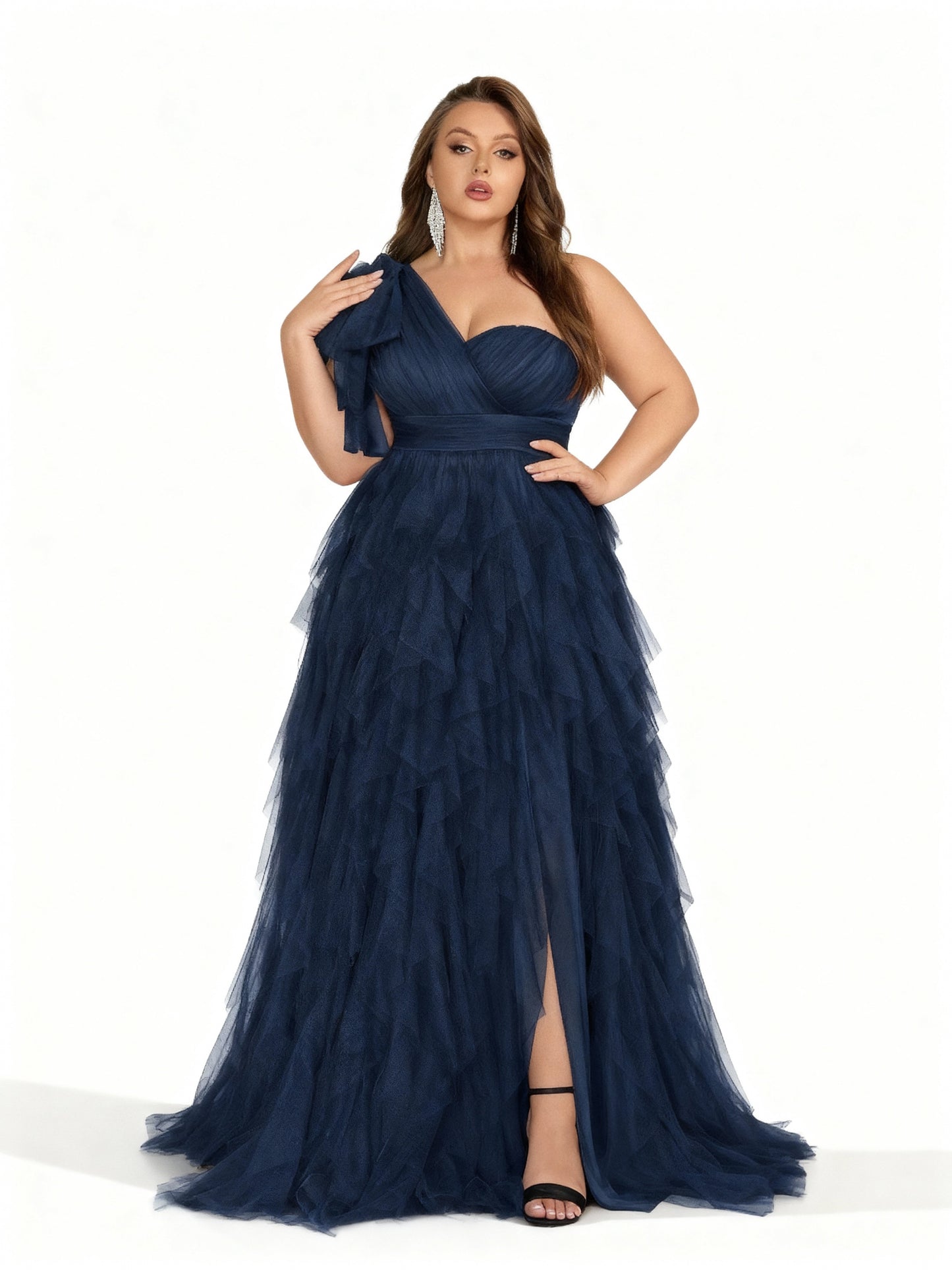 Stalluxe | Elegantes Abendkleid in Übergröße mit asymmetrischem Ausschnitt und Schlitz Marineblau