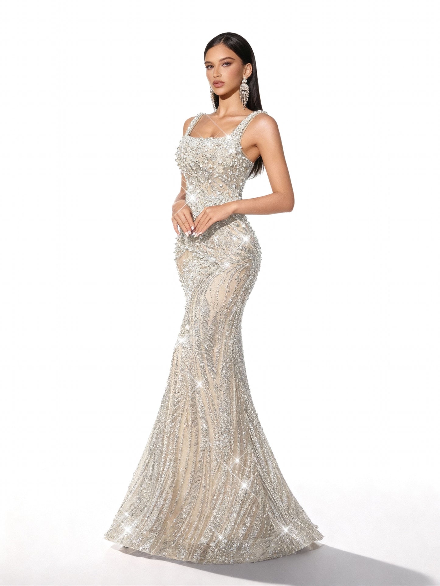 Stalluxe | Glänzendes Abendkleid mit Pailletten und Perlen, rückenfrei und ärmellos im Meerjungfrauenschnitt Beige