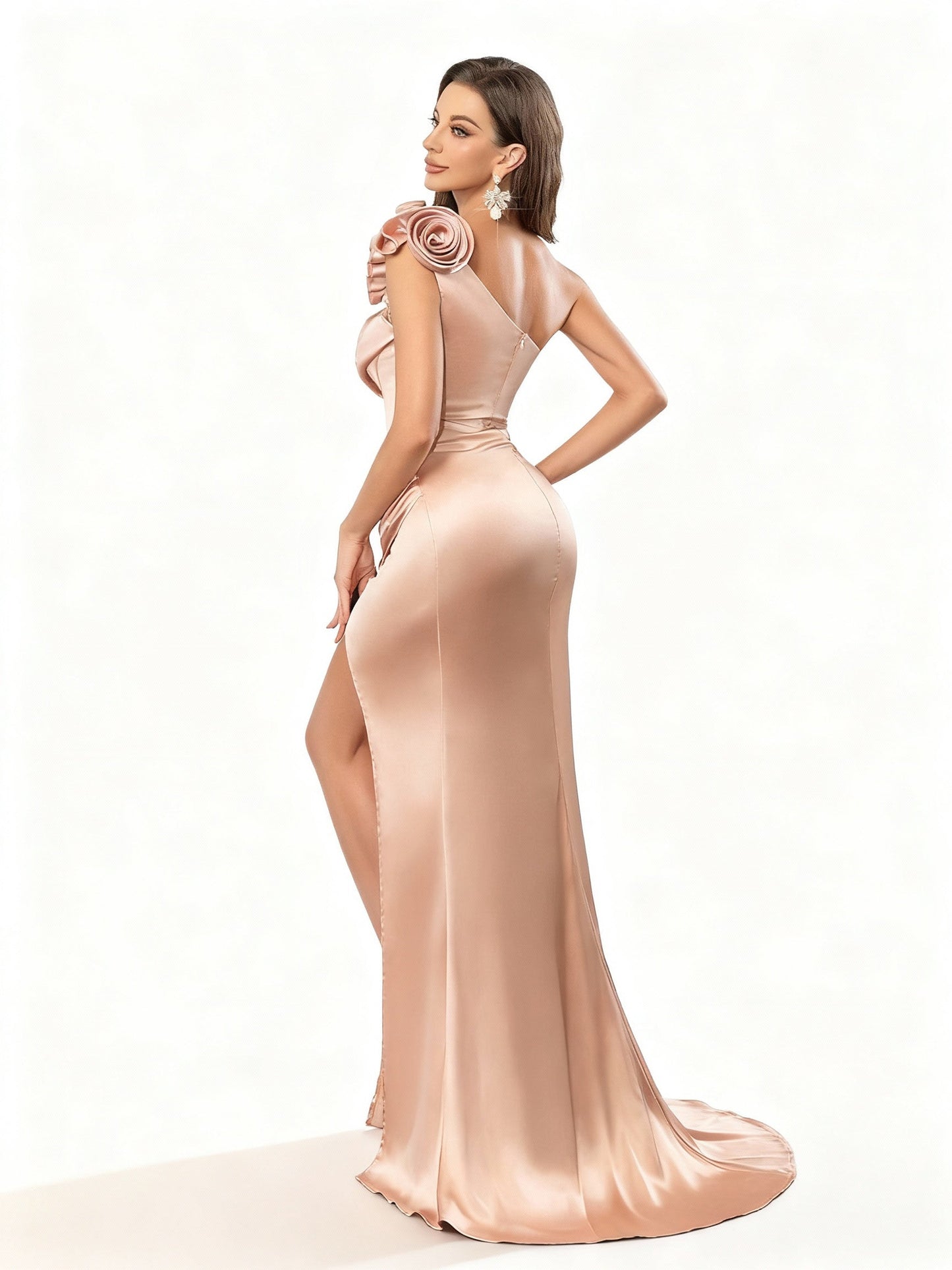 Stalluxe | Einfarbiges Langes Abendkleid mit Falten und Blumenschlitz