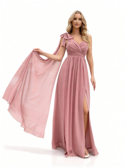 Stalluxe | Romantisches rosa Brautjungfernkleid mit Schleife, einer Schulter und hohem Schlitz