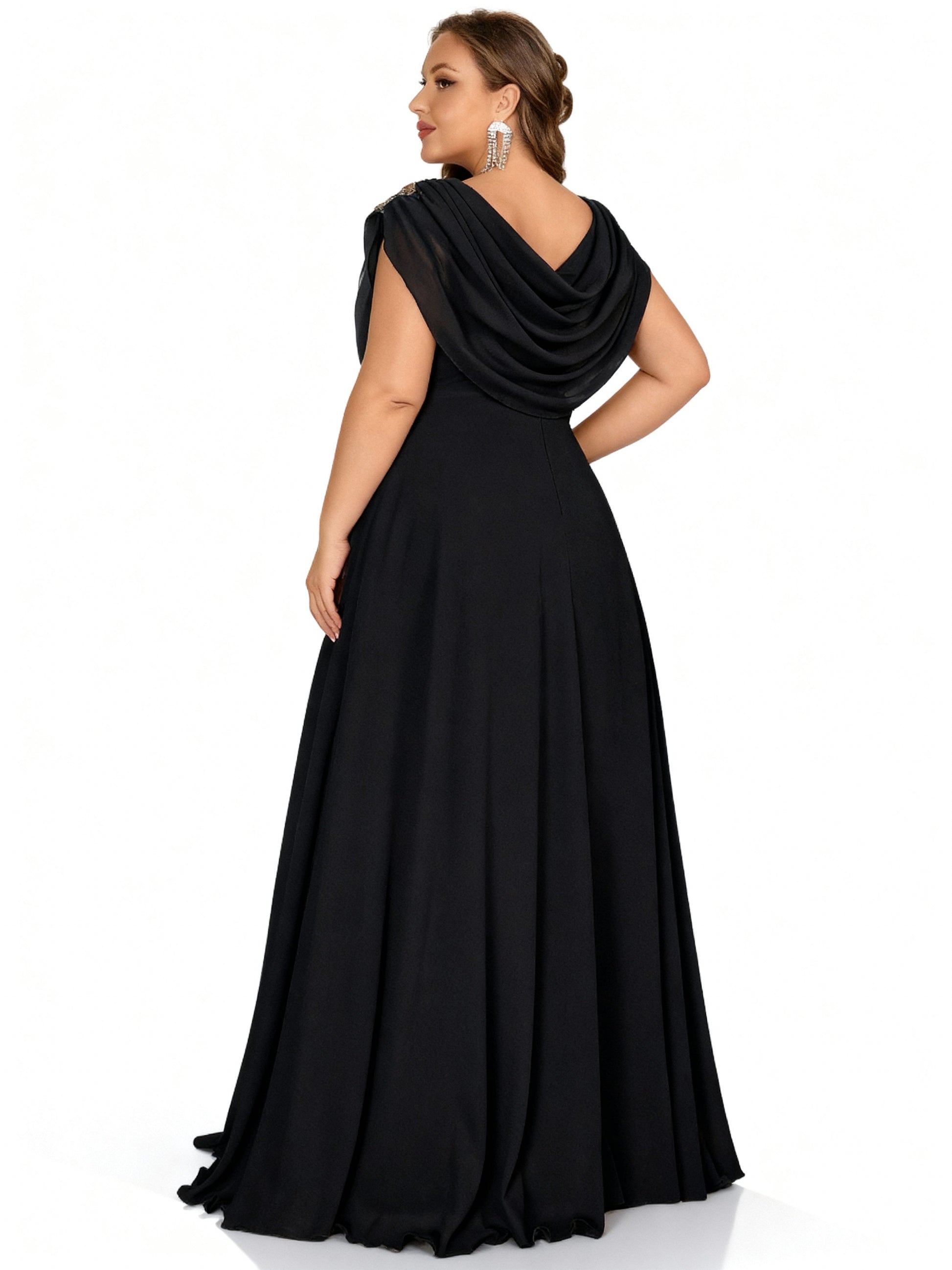 Stalluxe | Sommerliches Brautjungfernkleid in Übergröße mit Applikationen und tiefem V-Ausschnitt