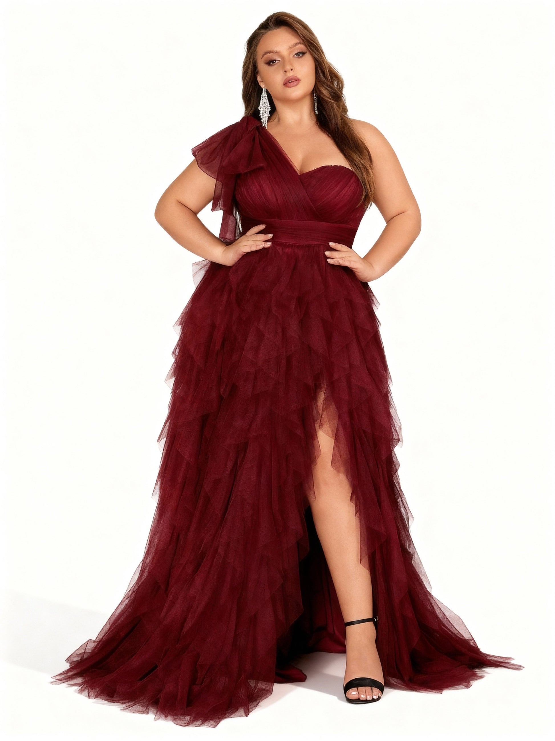 Stalluxe | Elegantes Abendkleid in Übergröße mit asymmetrischem Ausschnitt und Schlitz