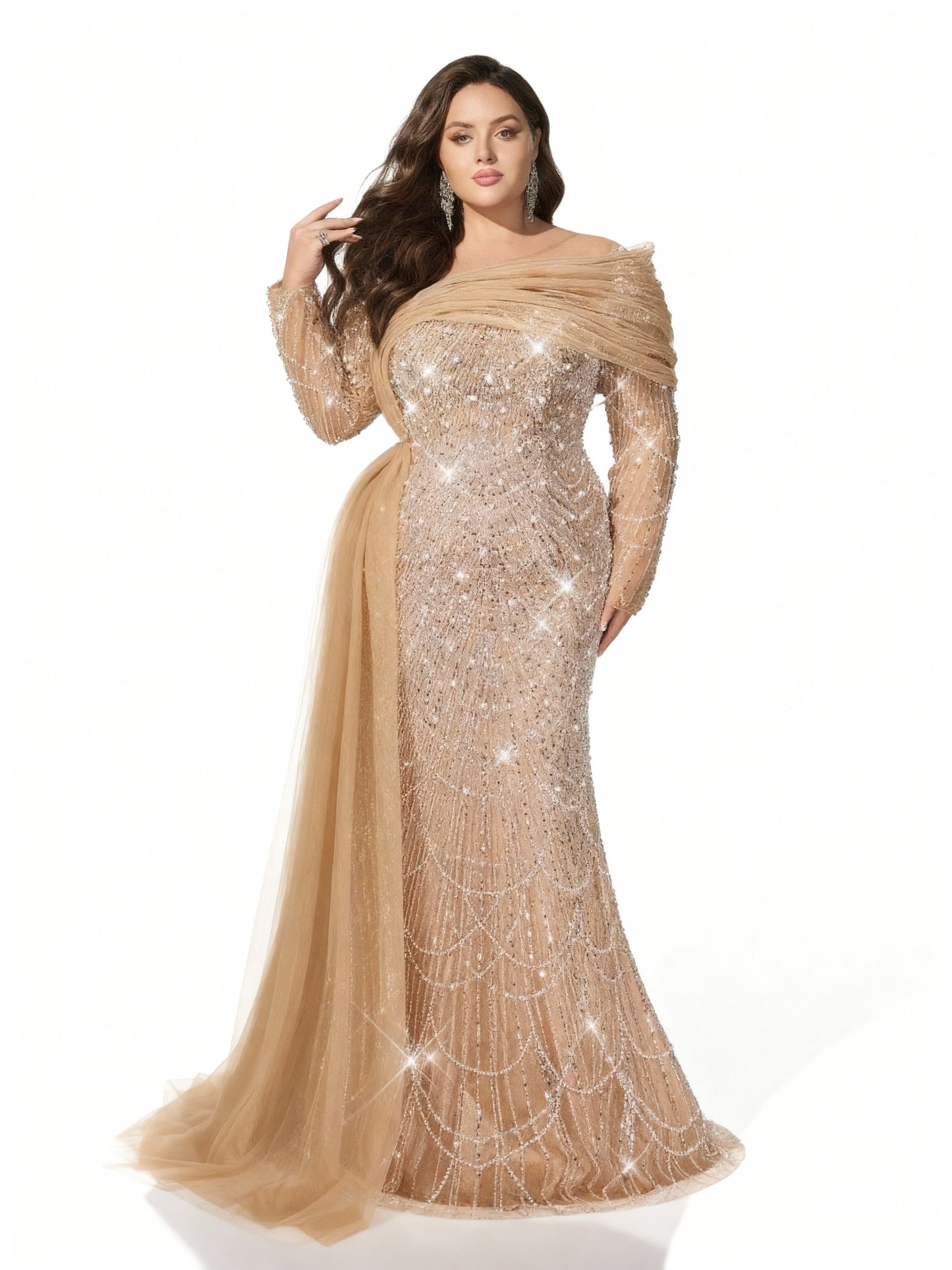 Stalluxe | Glamouröses Abendkleid in Champagner mit Pailletten, langen Ärmeln und Meerjungfrauen-Saum in Übergröße