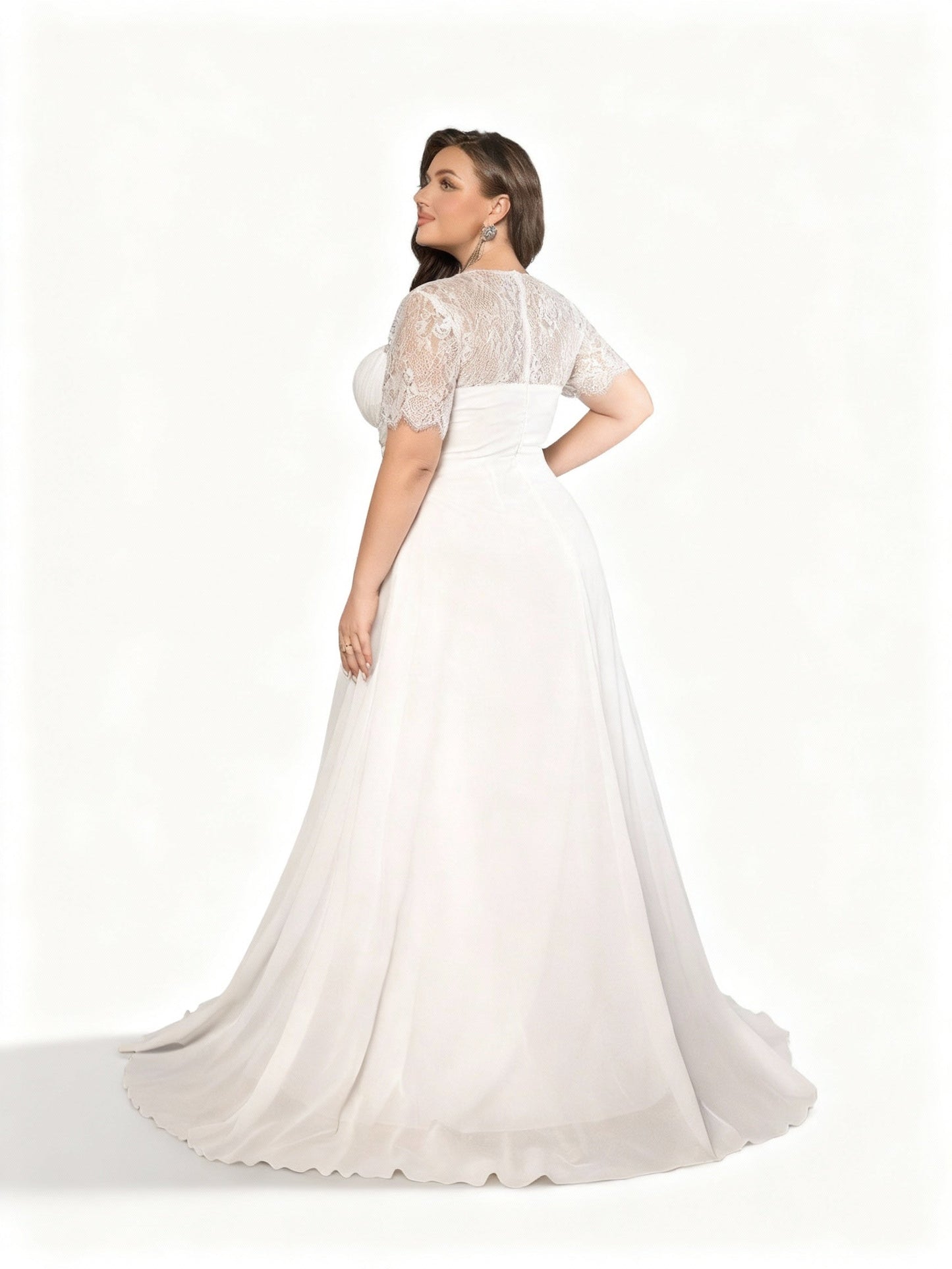 Stalluxe | Anmutiges Chiffon Brautkleid mit Spitze und Diamant Taille in Übergröße