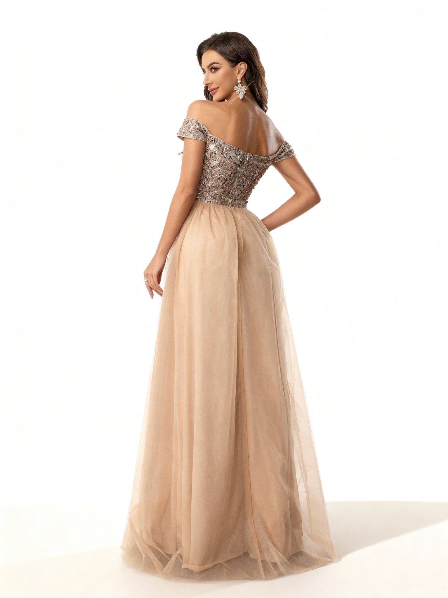 Stalluxe | Elegantes Abendkleid mit Pailletten, Netzstoff und seitlichem Schlitz