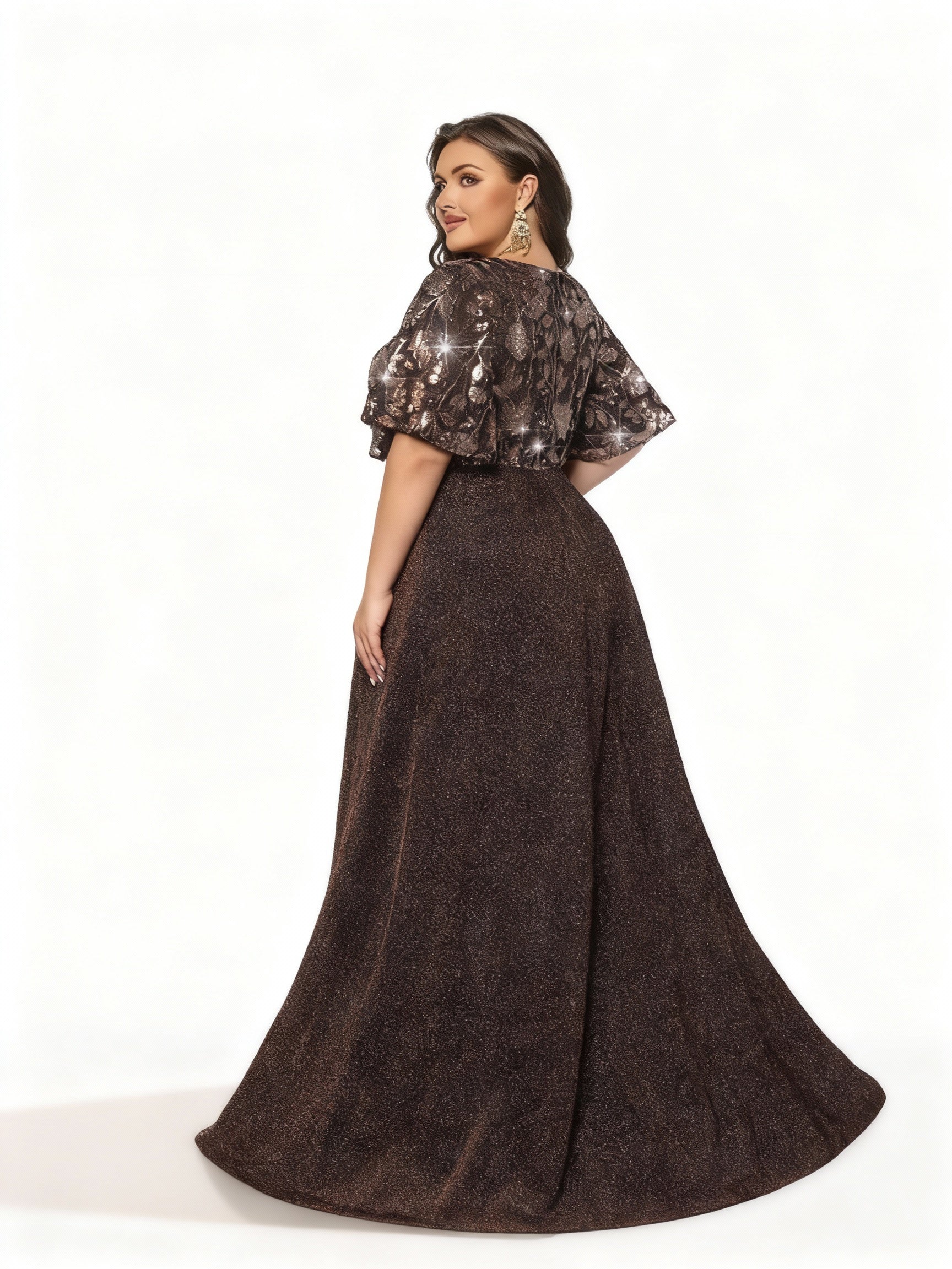 Stalluxe | Champagnerfarbenes Langes Kleid mit Blumen-Pailletten in Großen Größen