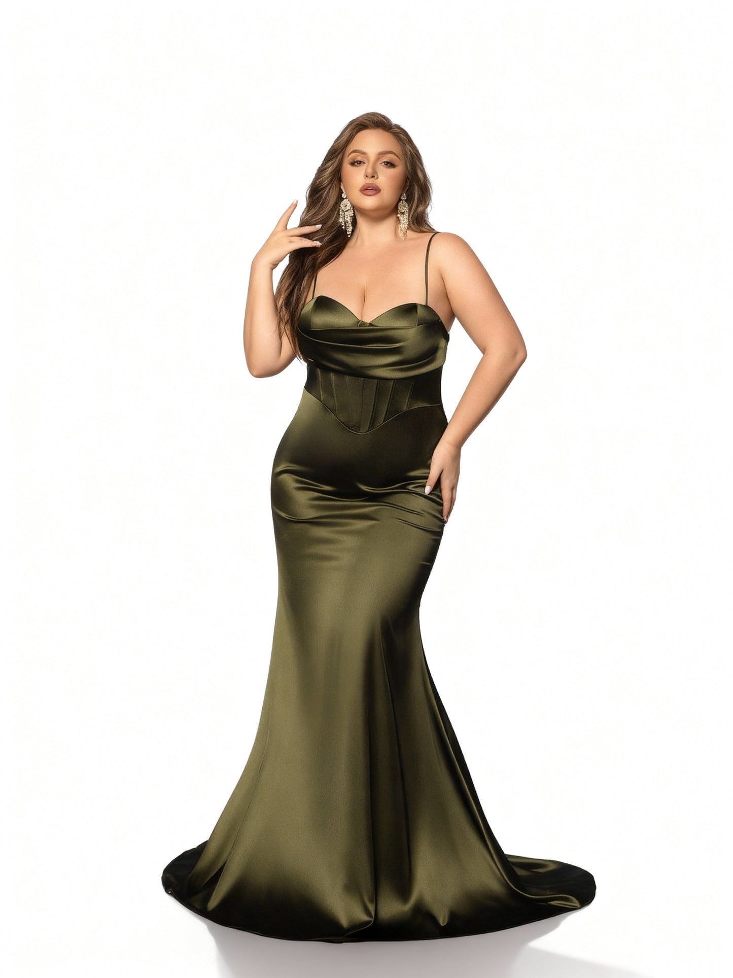 Stalluxe | Elegantes Brautjungfernkleid in Olivgrün mit Neckholder und Raffungen in Übergröße