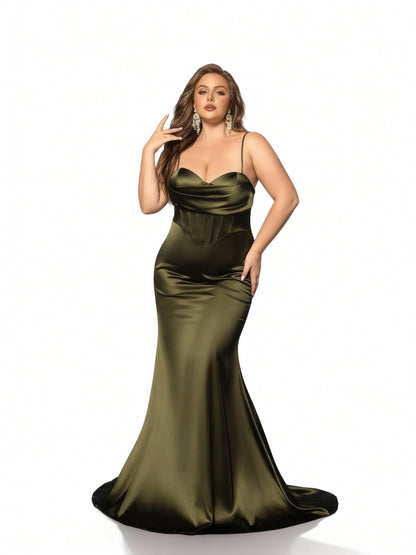 Stalluxe | Elegantes Brautjungfernkleid in Olivgrün mit Neckholder und Raffungen in Übergröße