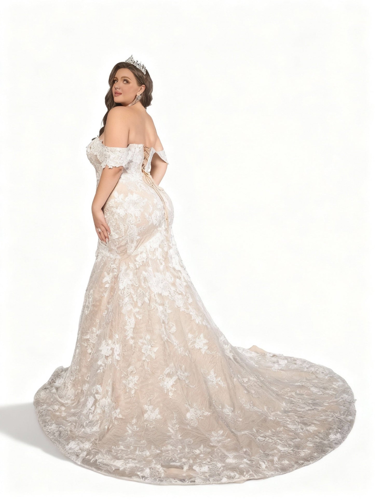 Stalluxe | Weißes Etui-Brautkleid in Übergröße mit One-Shoulder-Schnitt