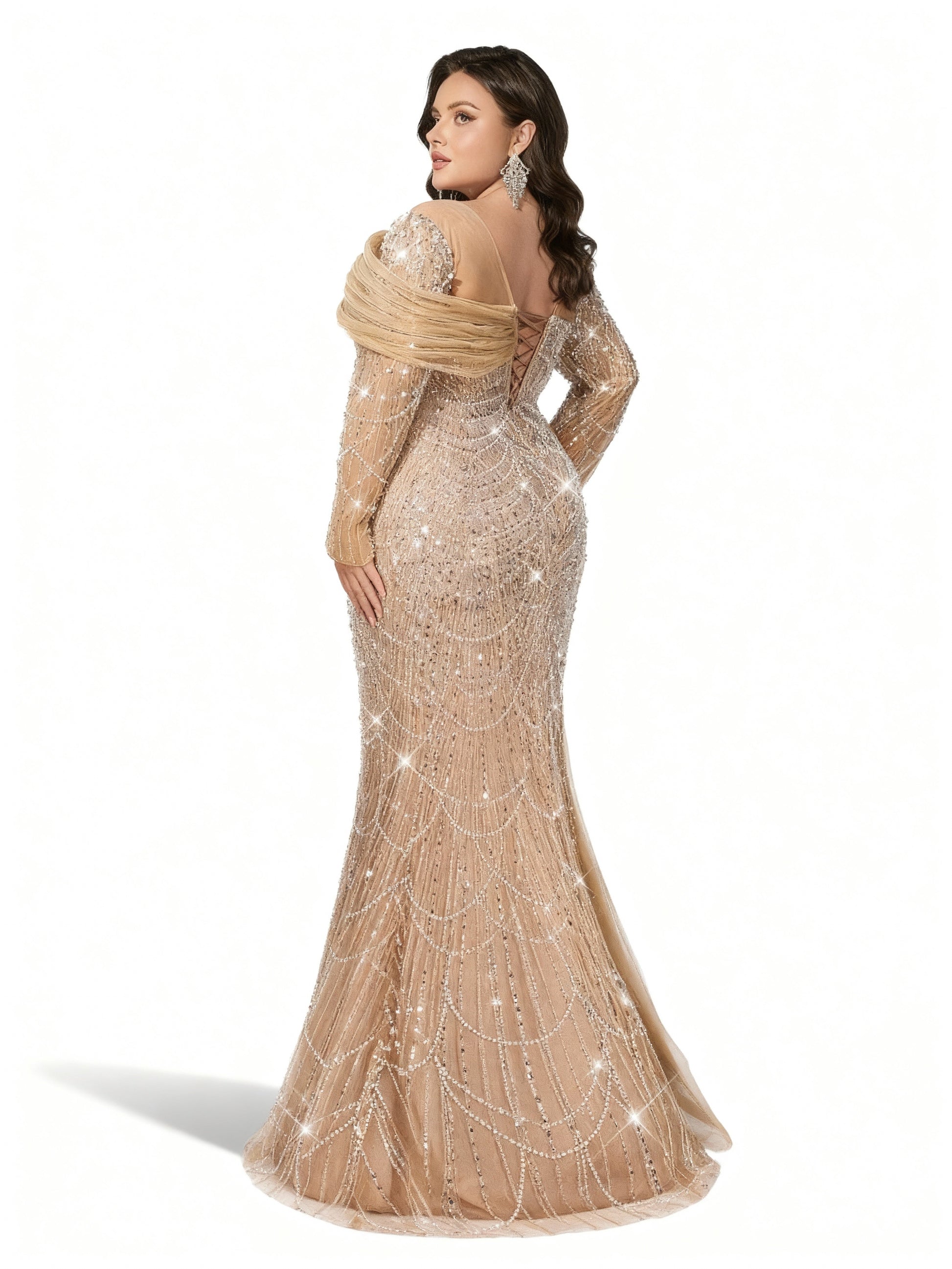 Stalluxe | Glamouröses Abendkleid in Champagner mit Pailletten, langen Ärmeln und Meerjungfrauen-Saum in Übergröße