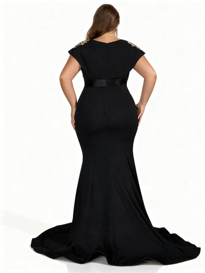 Stalluxe | Schwarzes Kleid mit Stickerei und V-Ausschnitt