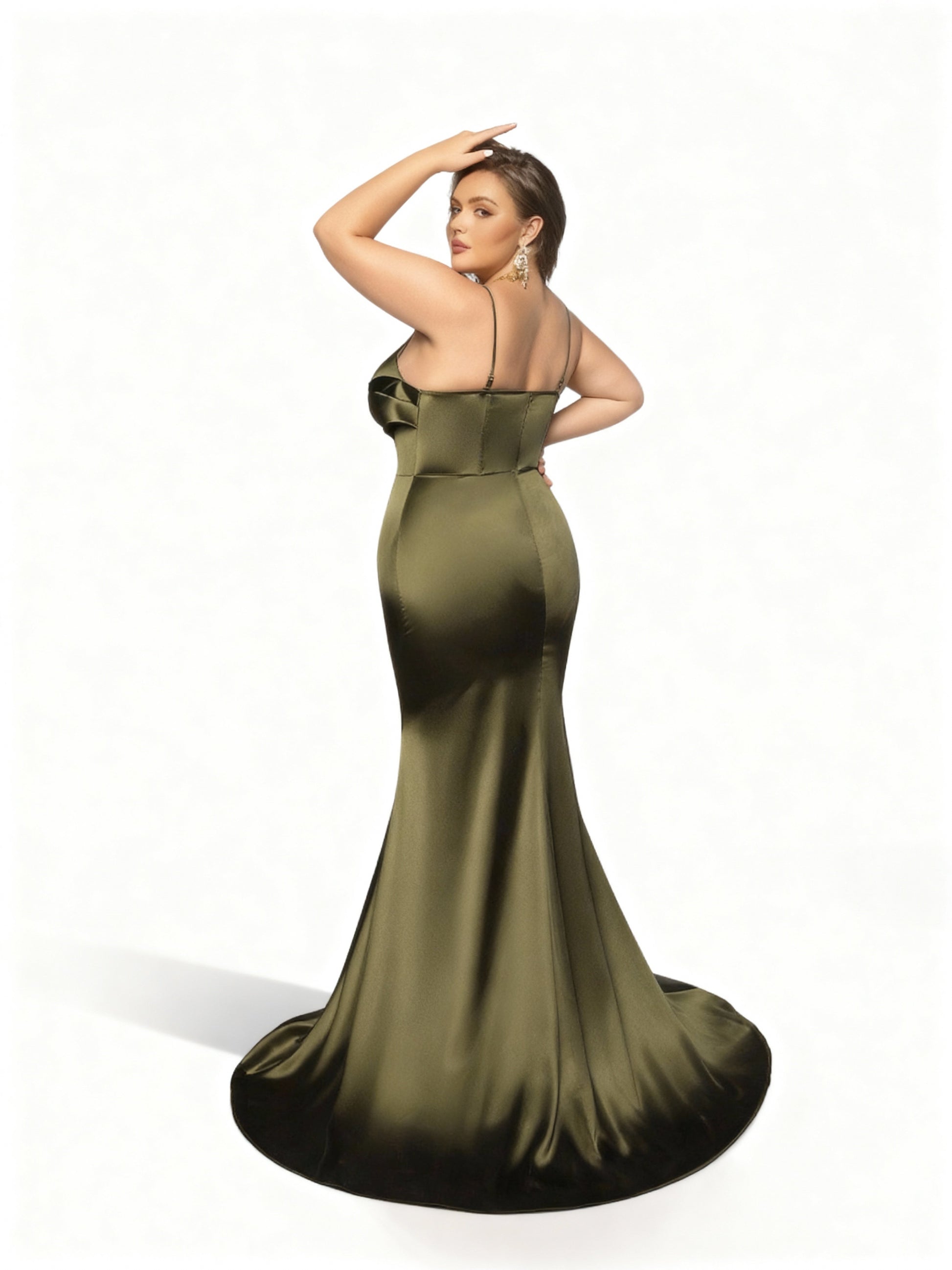 Stalluxe | Elegantes Brautjungfernkleid in Olivgrün mit Neckholder und Raffungen in Übergröße