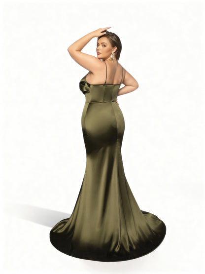 Stalluxe | Elegantes Brautjungfernkleid in Olivgrün mit Neckholder und Raffungen in Übergröße