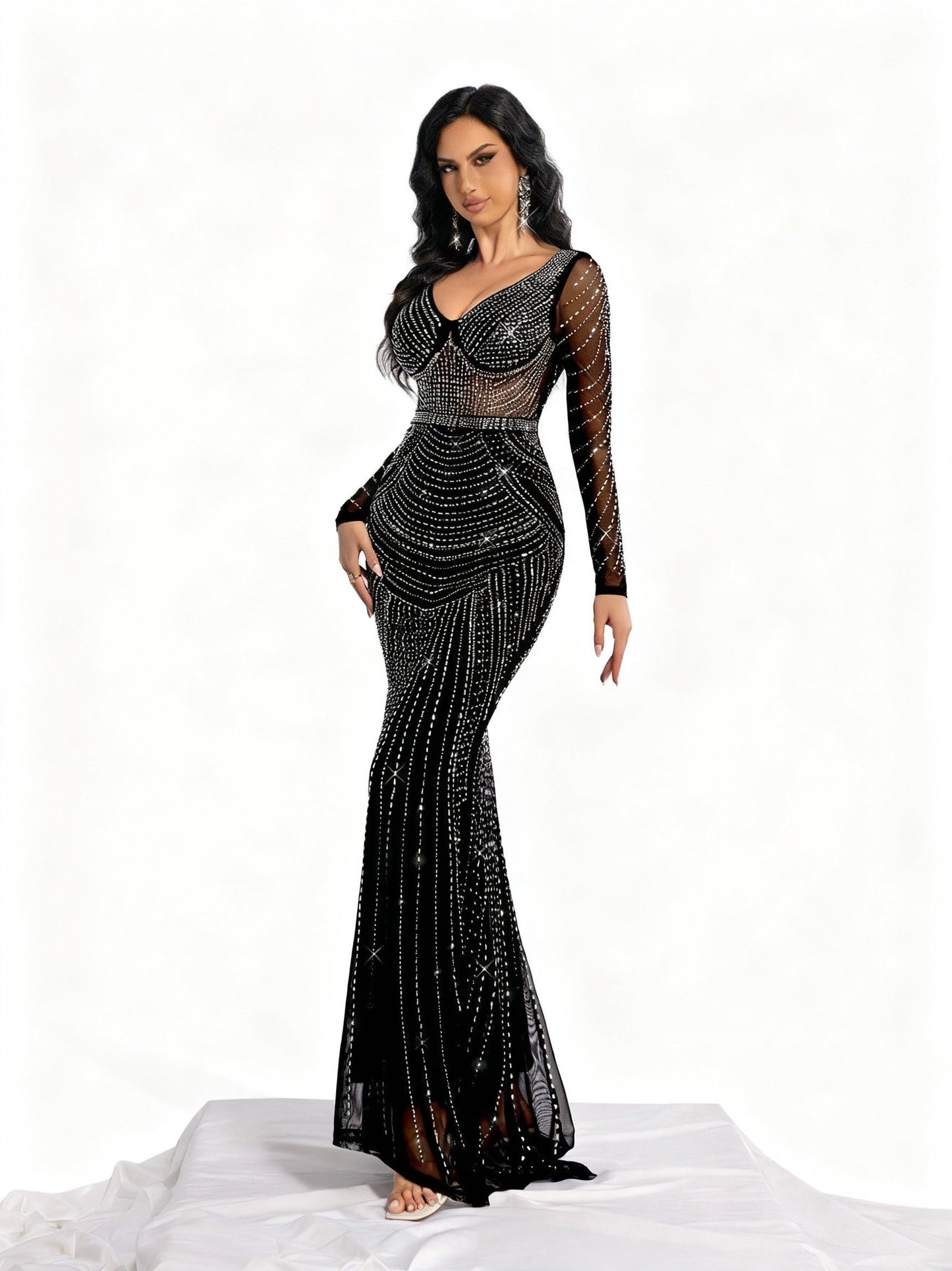 Stalluxe | Mesh-Strasskleid mit V-Ausschnitt und Schmaler Passform