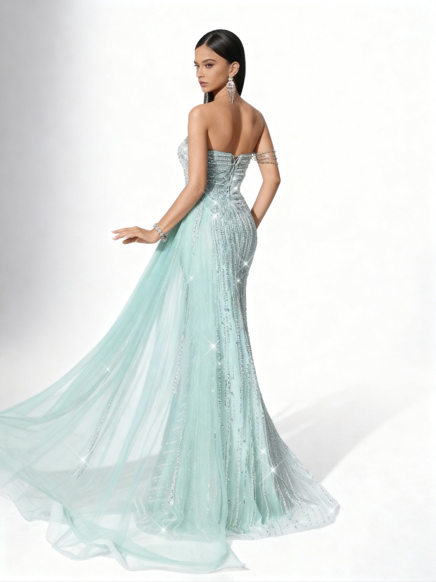 Stalluxe | Atemberaubendes trägerloses Abendkleid mit Streifen-Pailletten und hohem Beinschlitz