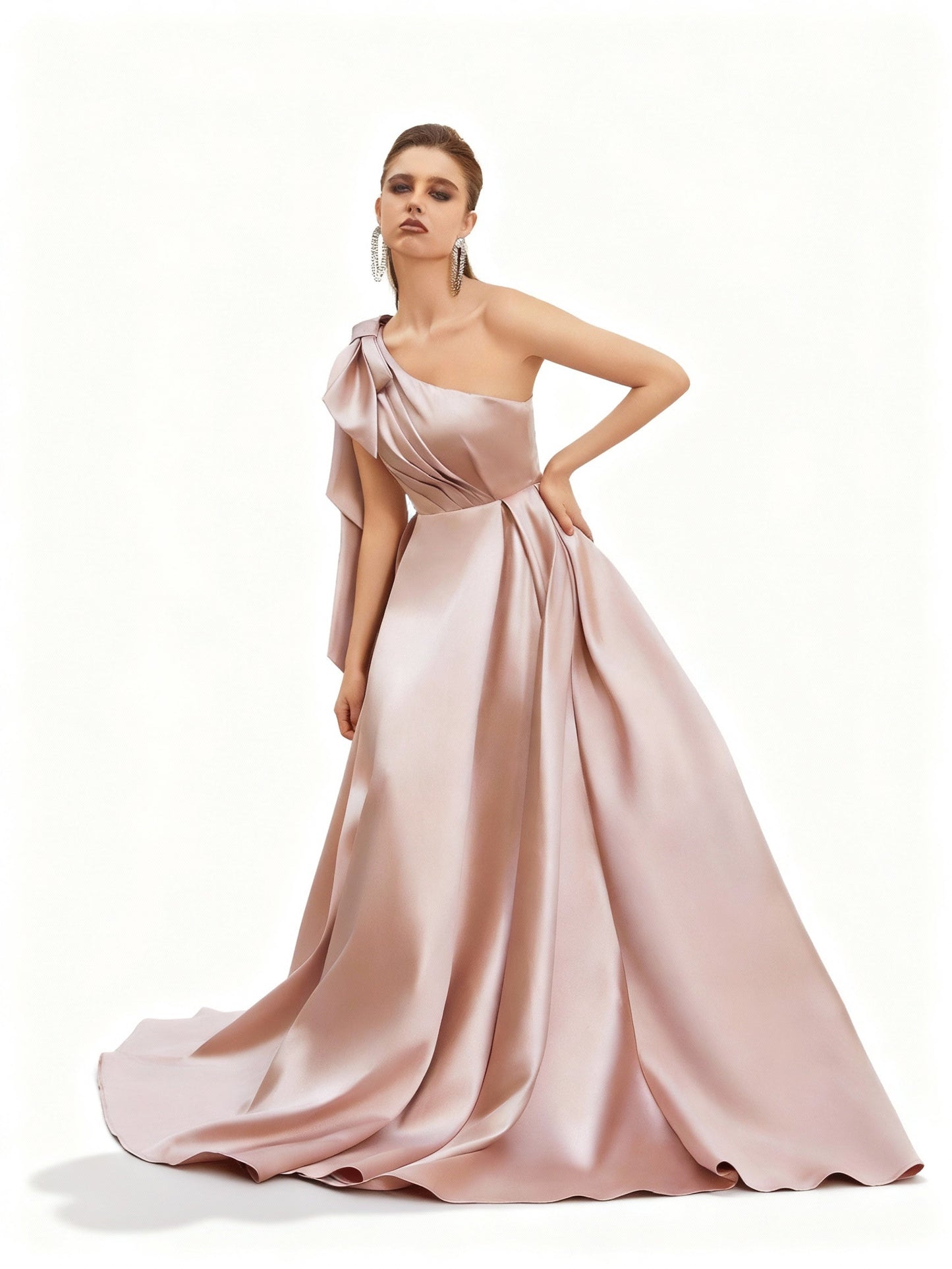 Stalluxe | Champagnerfarbenes Satinkleid mit Asymmetrischem Schnitt