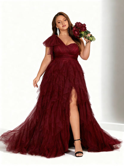 Stalluxe | Elegantes Abendkleid in Übergröße mit asymmetrischem Ausschnitt und Schlitz