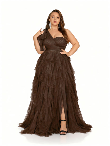 Stalluxe | Elegantes Abendkleid in Übergröße mit asymmetrischem Ausschnitt und Schlitz Kaffeebraun