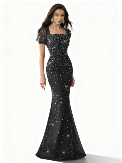 Stalluxe | Elegantes Schwarzes Strasskleid mit Quadratkragen und Kurzen Ärmeln