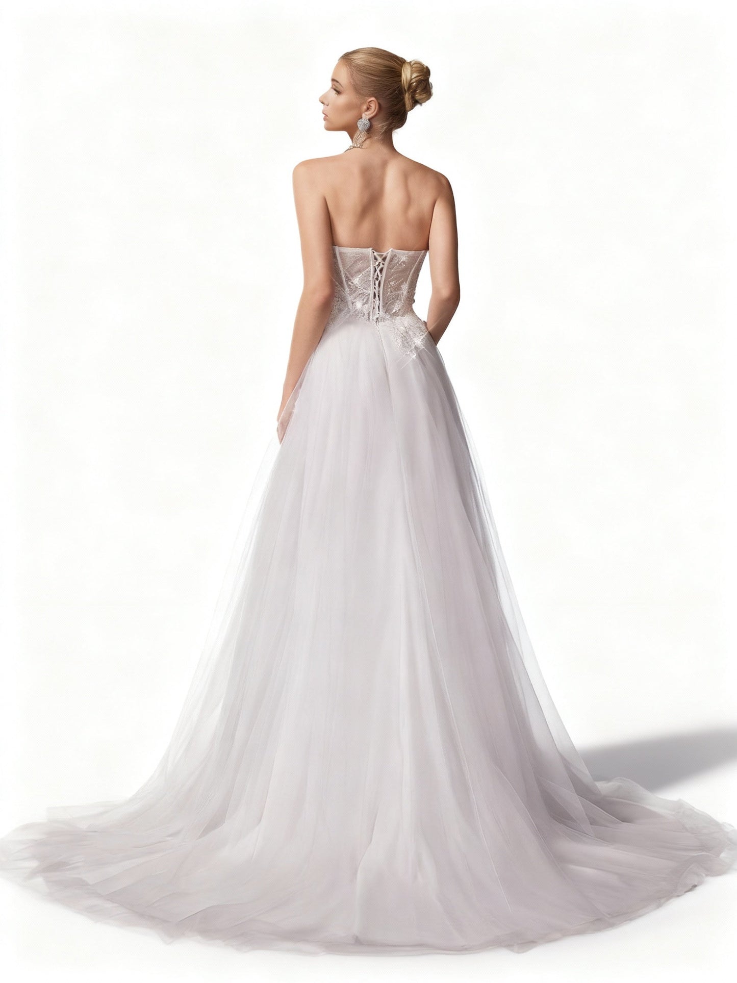 Stalluxe | Elegantes Spitzendetail Trägerloses Brautkleid