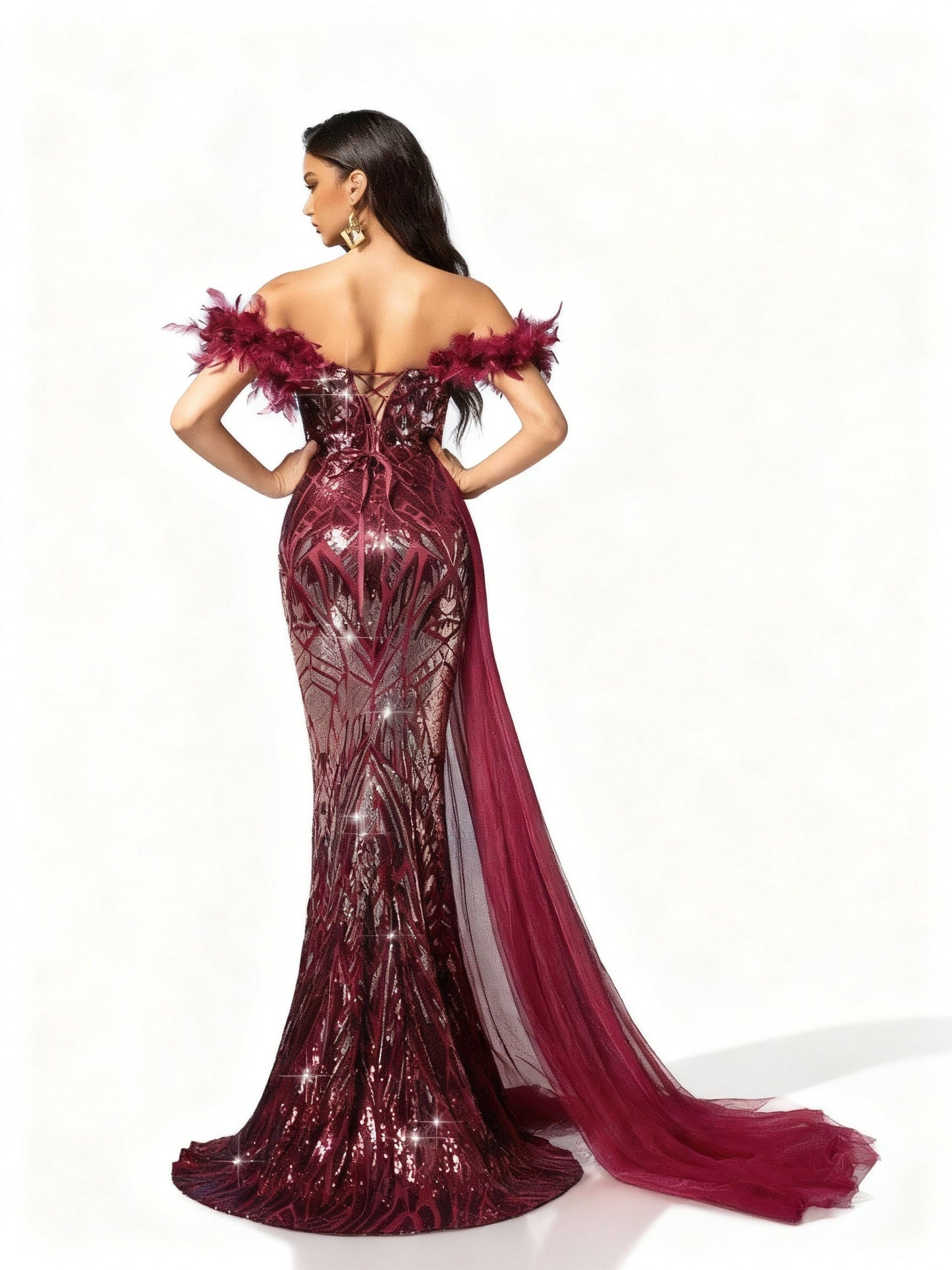 Stalluxe | Burgunderfarbenes One-Shoulder-Kleid mit Federdekor