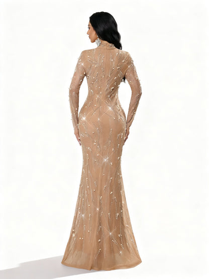 Stalluxe | Glitzerndes Apricotfarbenes Strasskleid mit Langen Ärmeln und Schlanker Silhouette