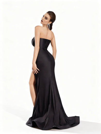 Stalluxe | Glamouröses Schulterfreies Kleid mit Gedrehtem Design und Beinschlitz