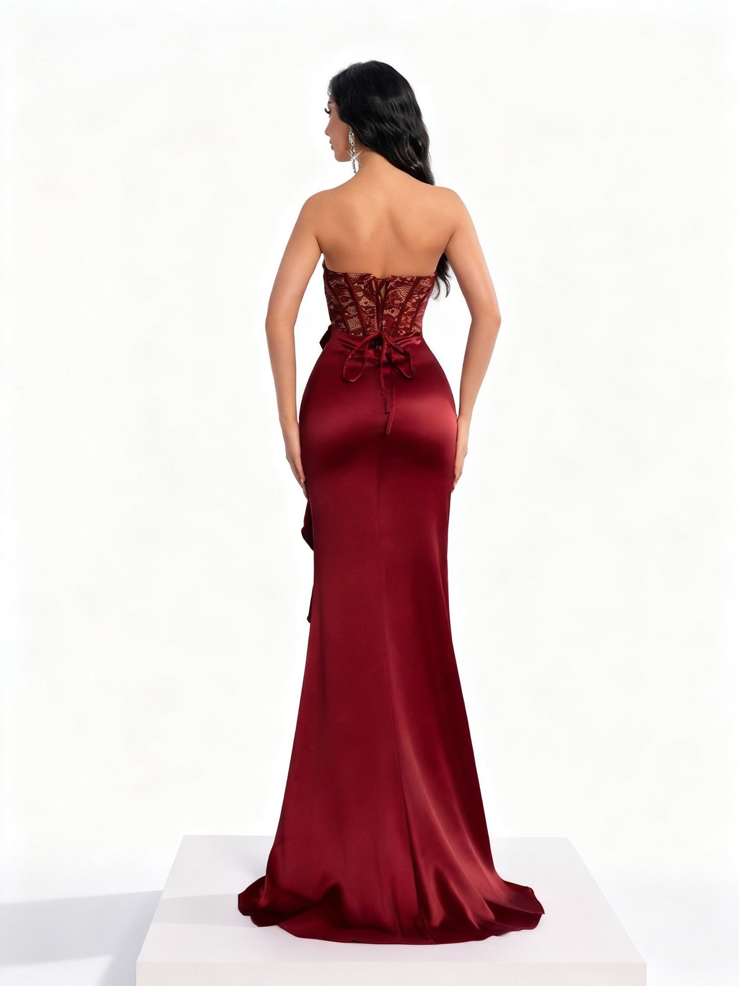 Stalluxe | Faltenkleid mit Blumendetail für festliche Anlässe