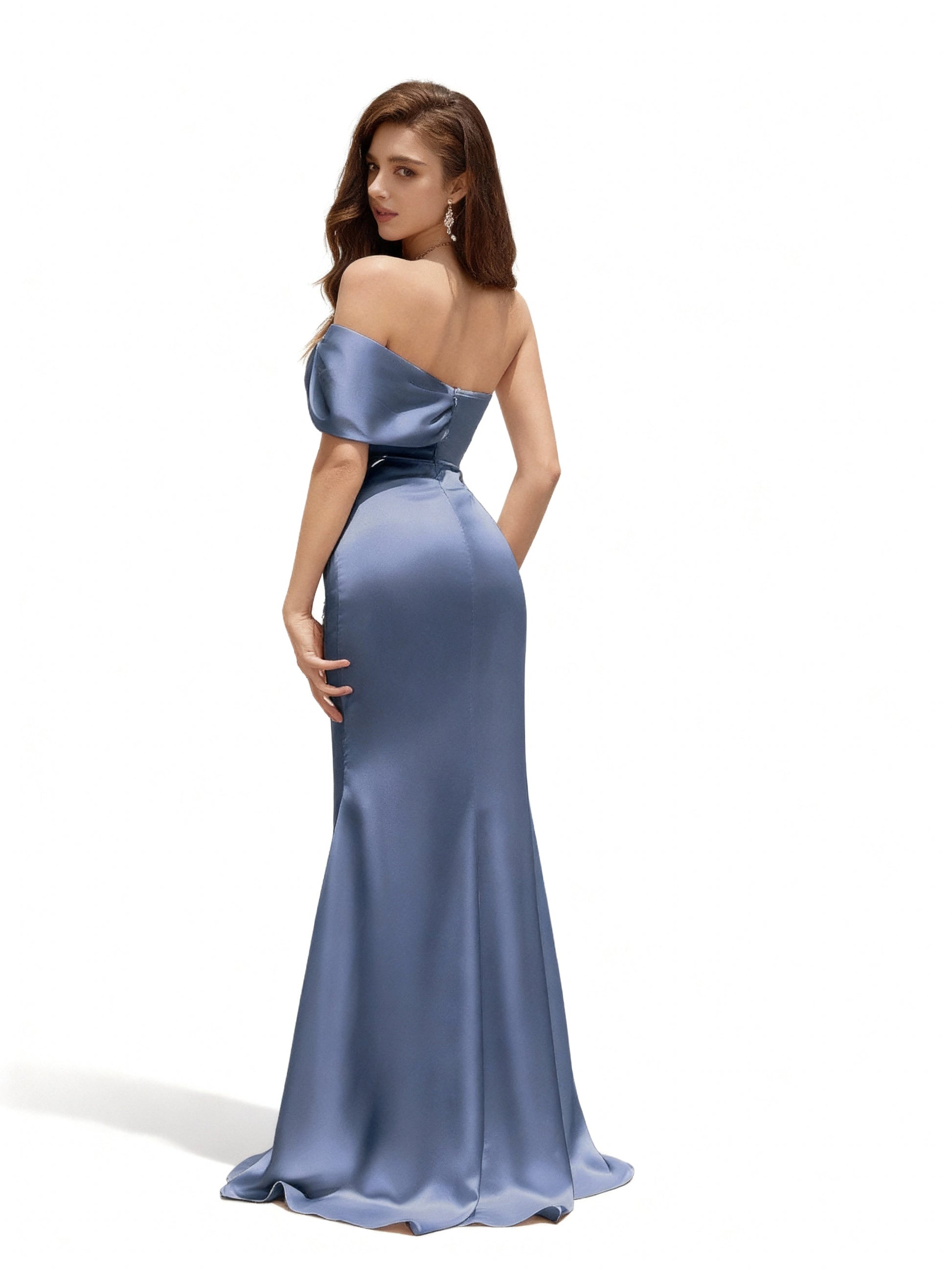 Stalluxe | Nebelblaues Kleid mit Schleife und Schulterfreiem Schnitt