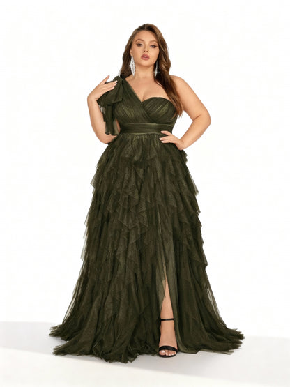 Stalluxe | Elegantes Abendkleid in Übergröße mit asymmetrischem Ausschnitt und Schlitz Olivgrün