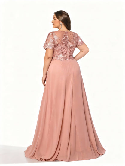 Stalluxe | Rosafarbenes Spitzenkleid in Übergröße mit Applikationen und Kurzem Ärmel