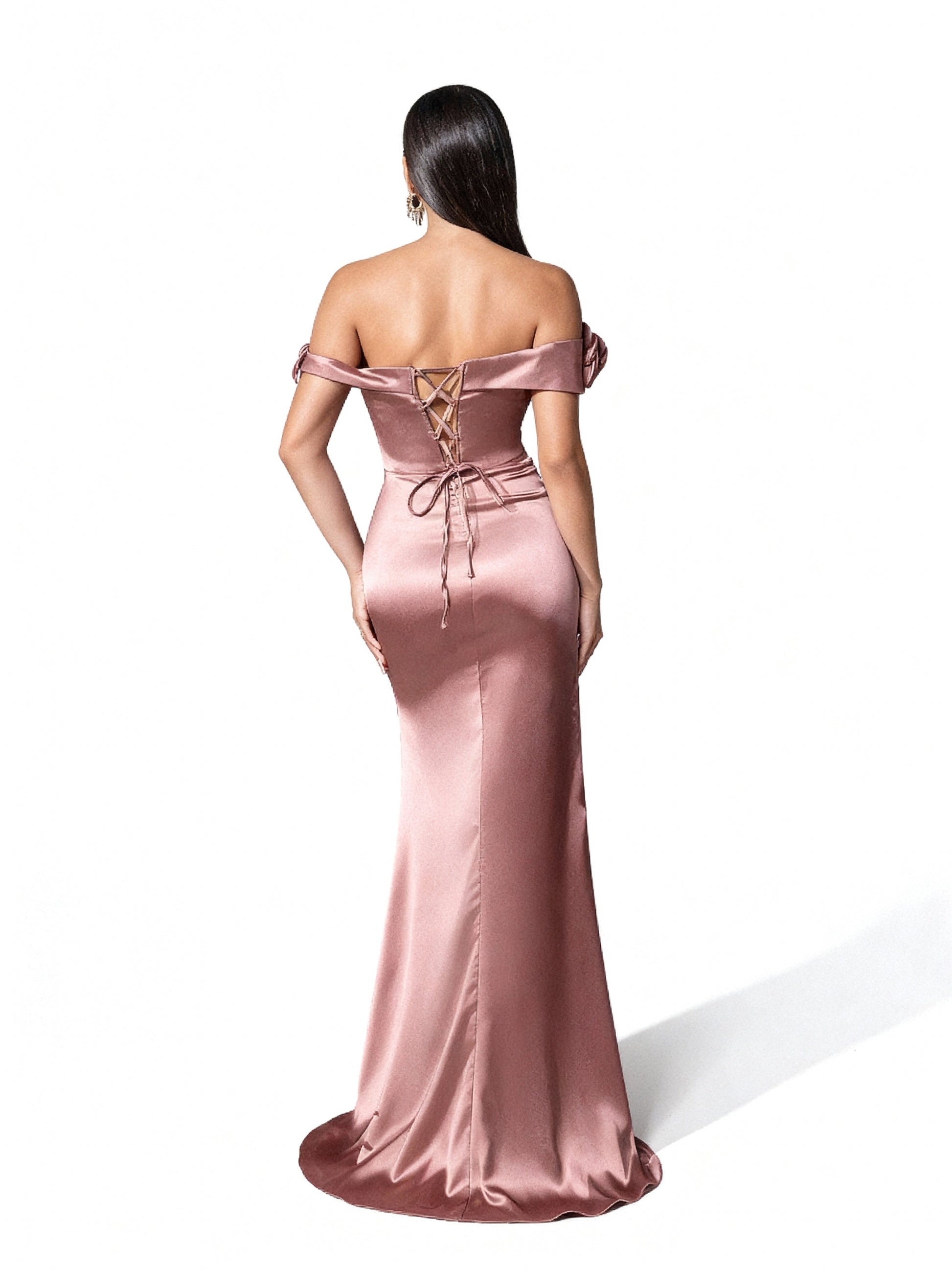 Stalluxe | Edles Abendkleid mit Falten und Blumenverzierung in elegantem Stil