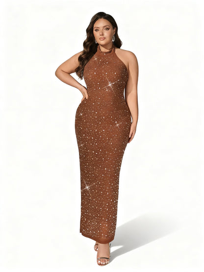 Stalluxe | Schwarzes Abendkleid in Übergröße mit Stehkragen und Strass