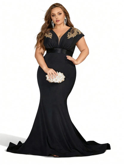 Stalluxe | Schwarzes Kleid mit Stickerei und V-Ausschnitt