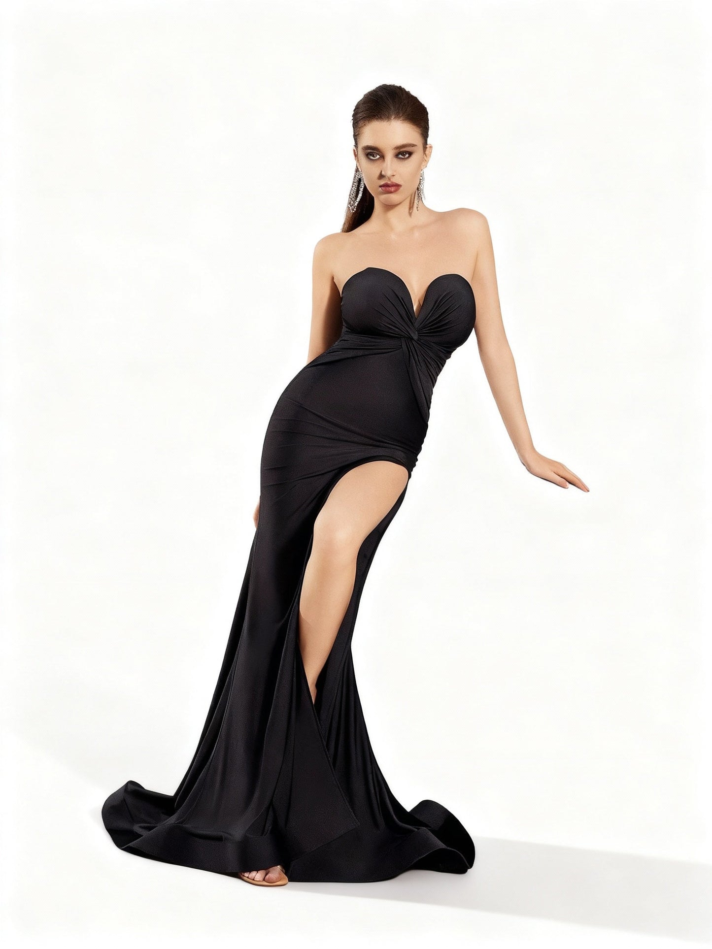 Stalluxe | Glamouröses Schulterfreies Kleid mit Gedrehtem Design und Beinschlitz