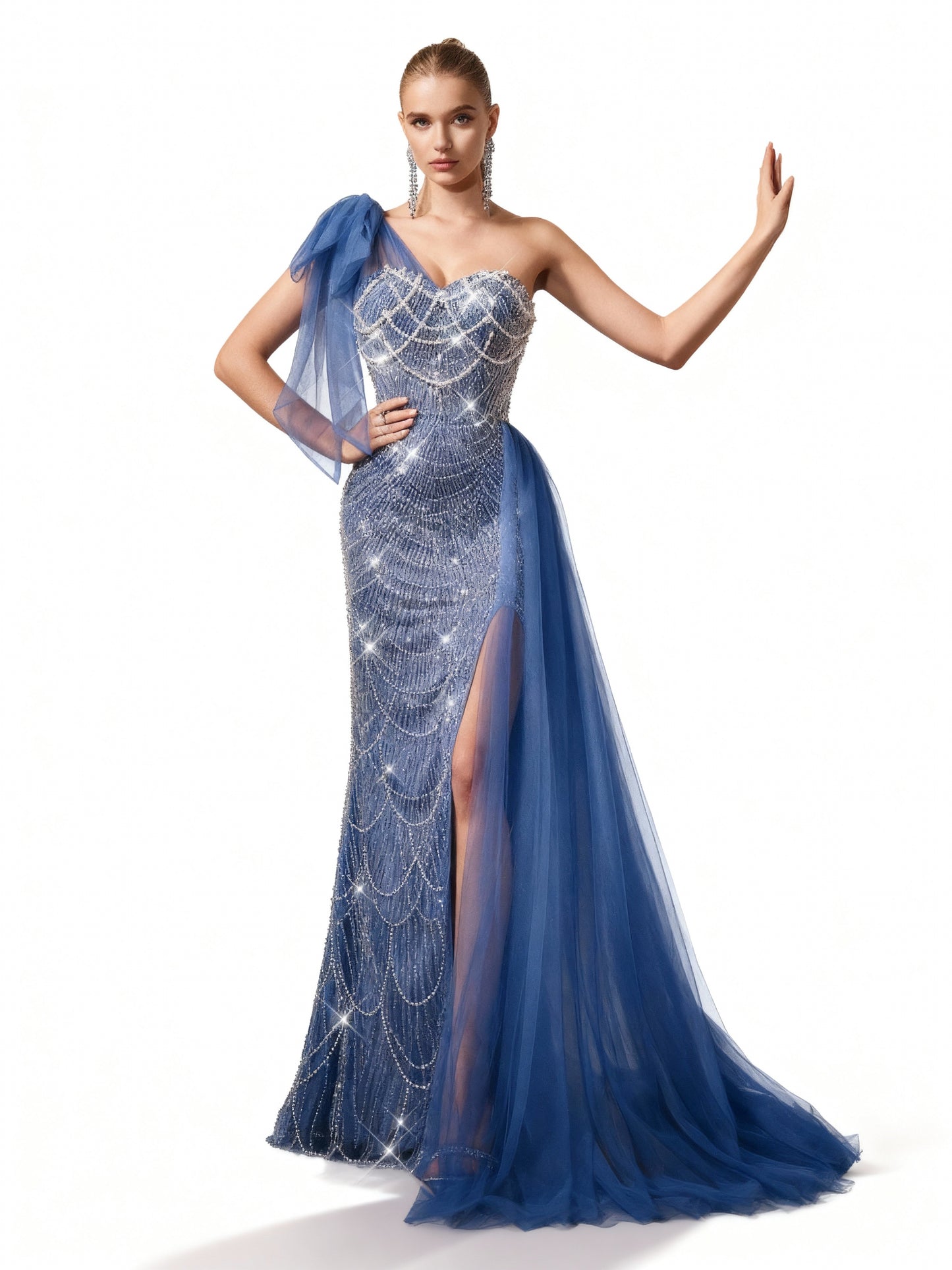 Stalluxe | Nebelblaues Kleid mit Perlen und Seitenschlitz