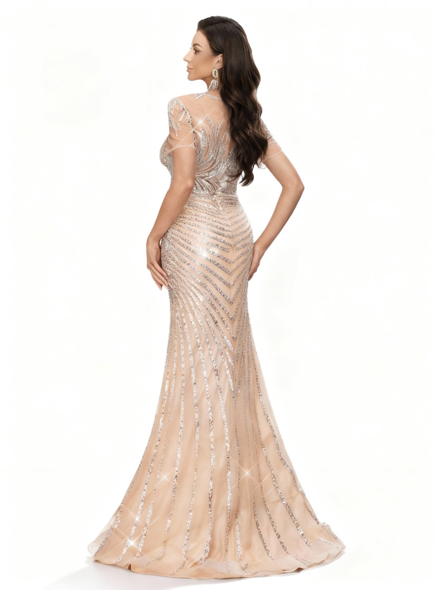 Stalluxe | Elegantes Champagnerfarbenes Abendkleid mit Pailletten und Stehkragen