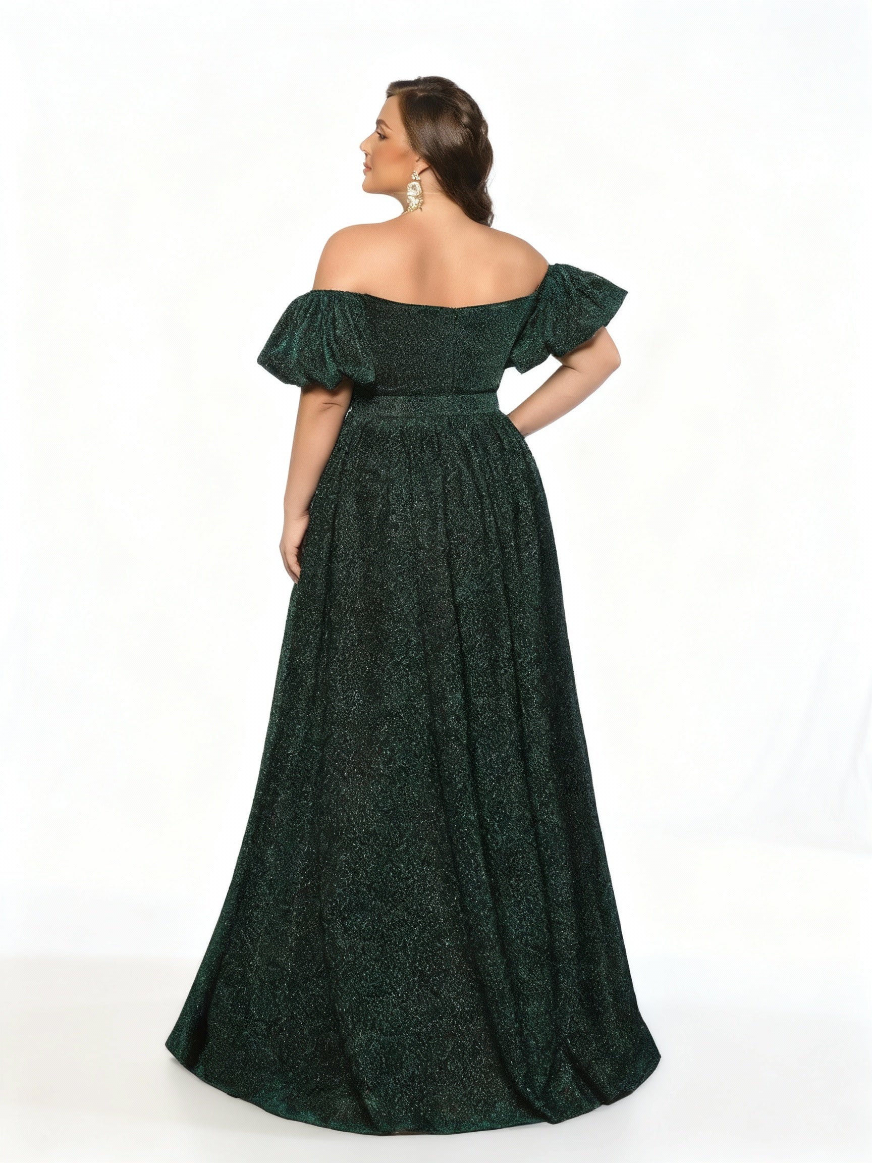 Stalluxe | Dunkelgrünes schulterfreies Abendkleid mit Schlitz in Übergröße