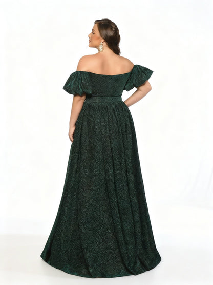 Stalluxe | Dunkelgrünes schulterfreies Abendkleid mit Schlitz in Übergröße
