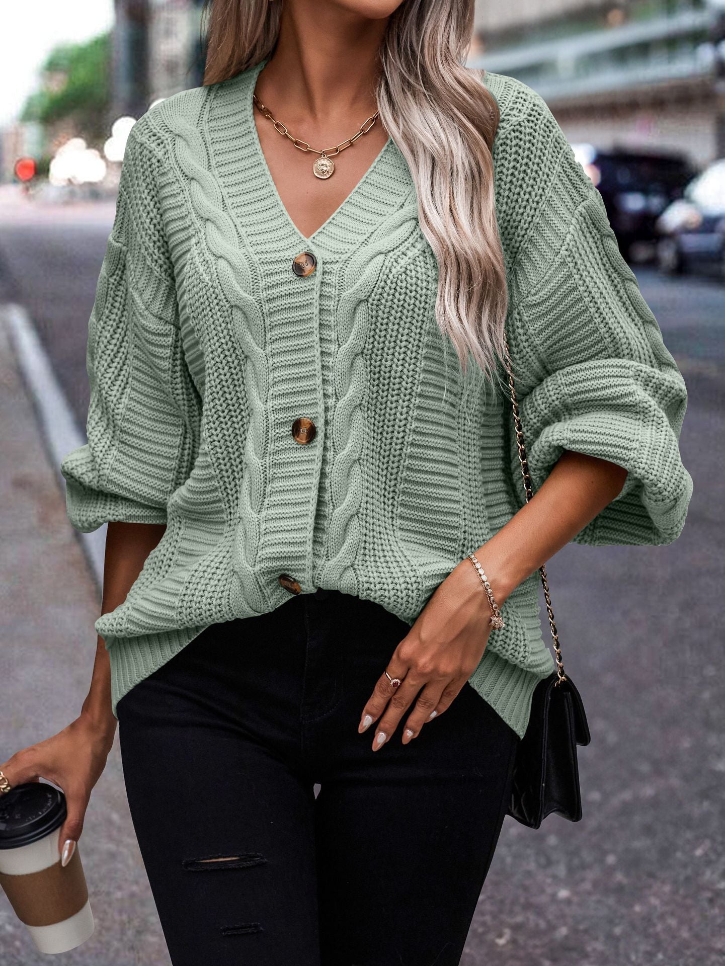 Damen modischer Strickcardigan mit Zopfmuster und Knopfdetail Stalluxe Graugrün