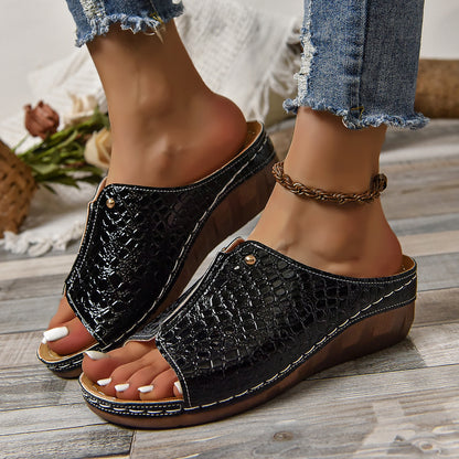 Damen Komfortable Keil-Clogs mit eleganter Kroko-Optik Stalluxe