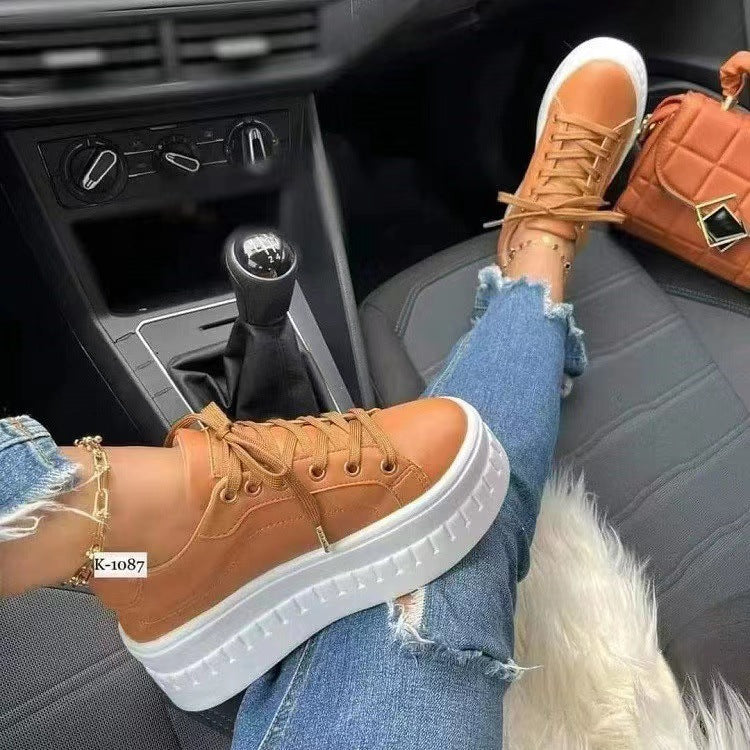 Damen Chunky Sneakers mit hohem Plateau und metallischen Akzenten Stalluxe