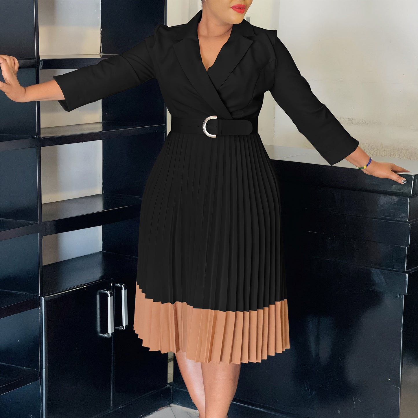 Damen Elegantes Plissee-Kleid mit tailliertem Blazer-Oberteil und Gürtel Stalluxe