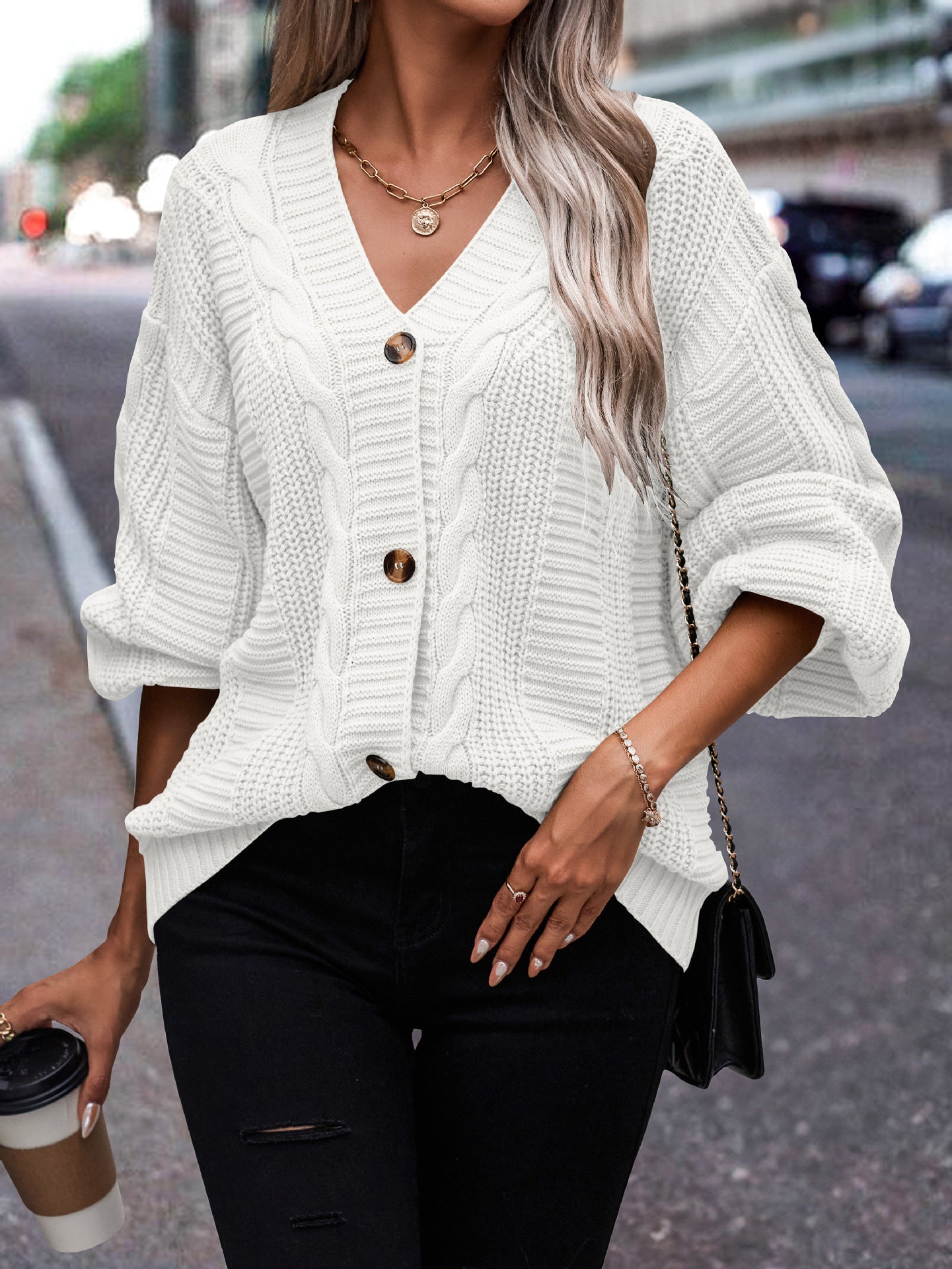 Damen modischer Strickcardigan mit Zopfmuster und Knopfdetail Stalluxe Weiß