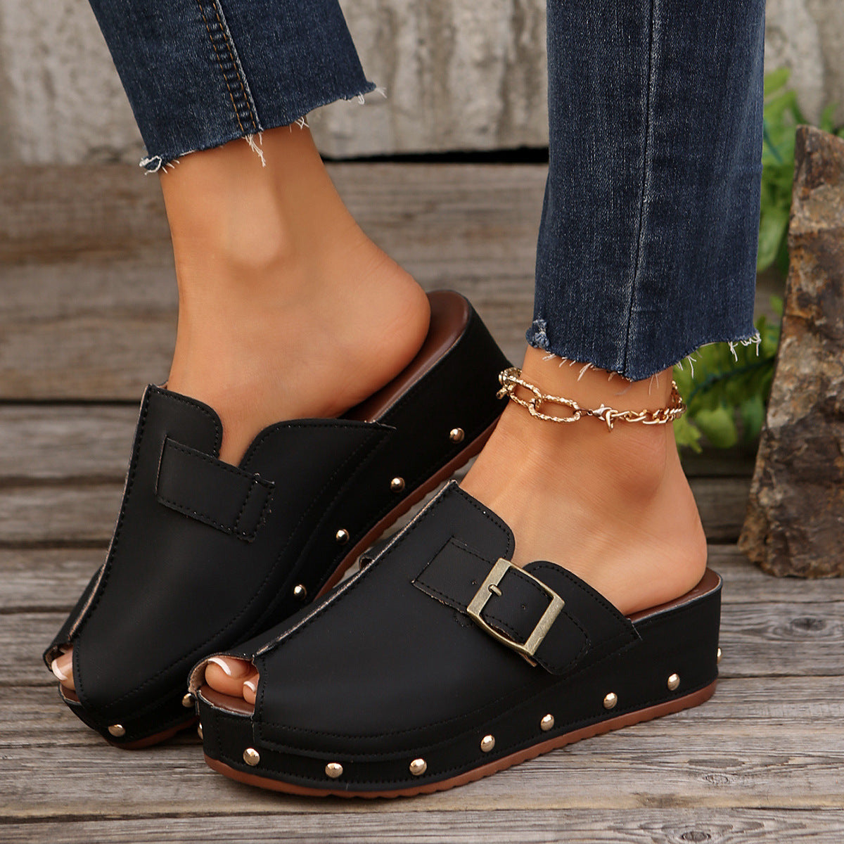Damen Wedge-Pantoletten mit modischem Metallverschluss und eleganter Verzierungsnieten Stalluxe